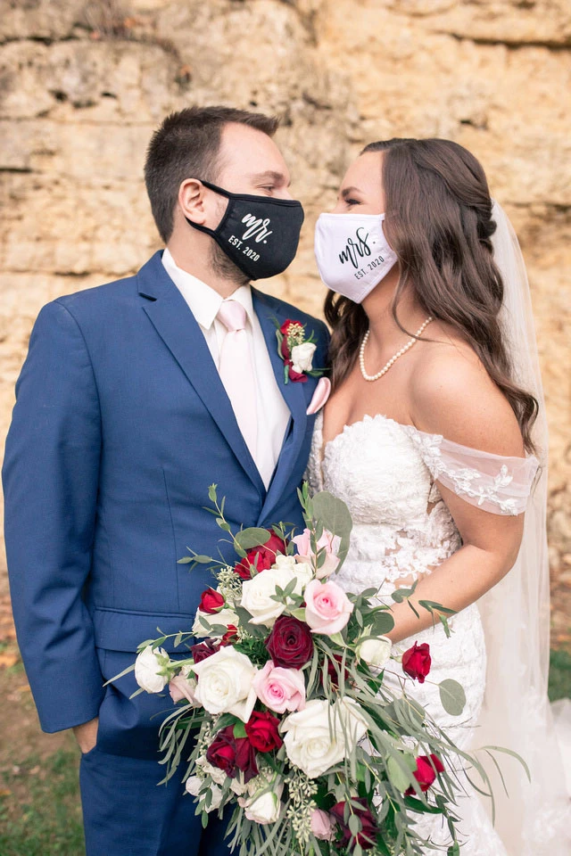 bride and groom at wedding wearing masks for covid prevention