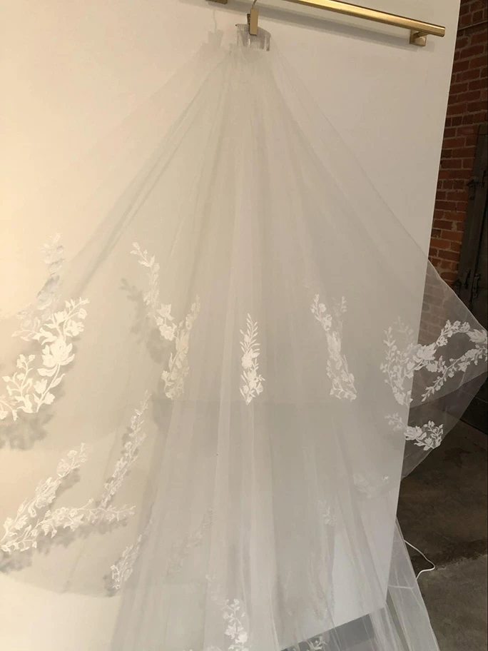 Bridal wedding veil: AVL0046 by Essense of Australia