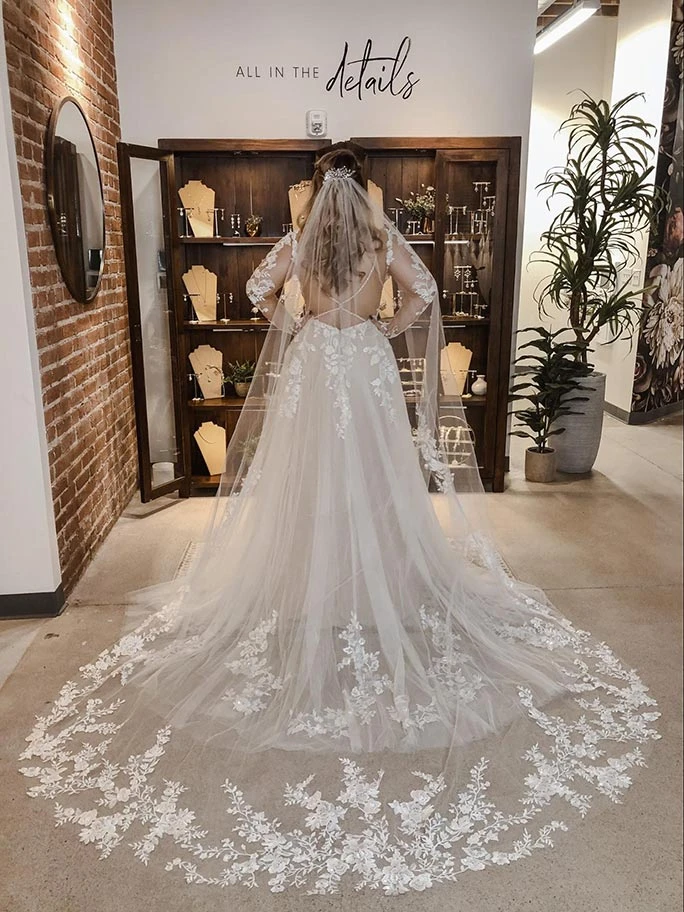 Long wedding veil with lace details, AVL0045