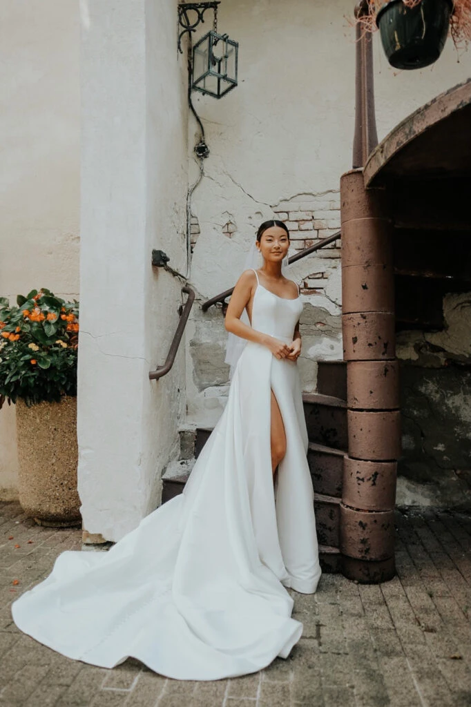 Simple chic outlet wedding dress