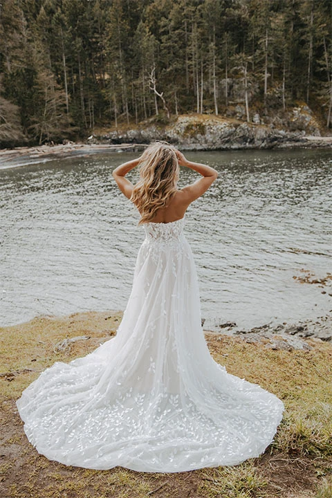 Straps Vs. Strapless Wedding Dresses: Which Will You Choose
