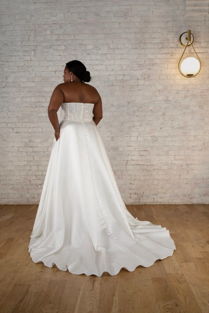 back of plus sizse bride wearing a strapless v-neck wedding dress