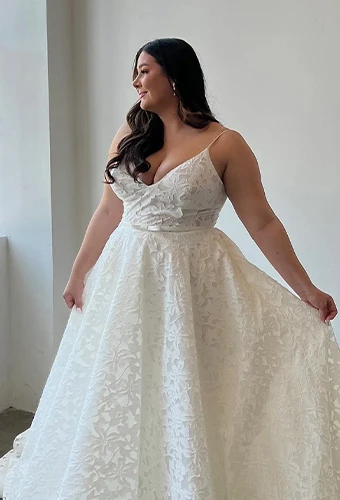 Plus size bride wearing a line wedding dress with v-neckline