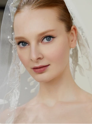 Makeuo model posing