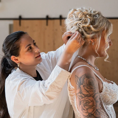 Bride getting her veil clipped in