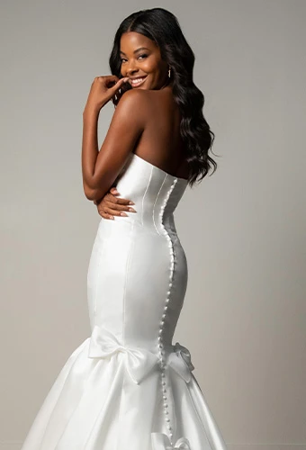 Bride wearing mermaid wedding gown with bow details