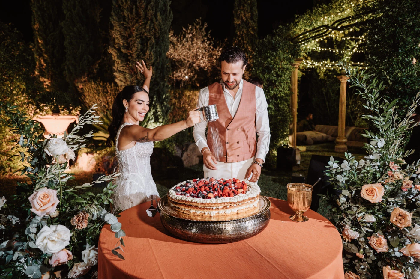 True bride Claudia cutting the cake with her husband