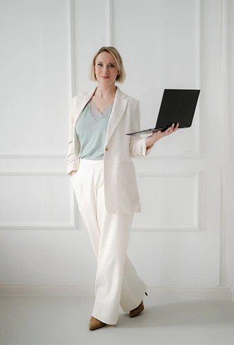 Wedding planner expert Lisa posing with laptop